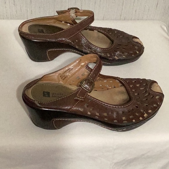 White mountain clogs. - Picture 2 of 7